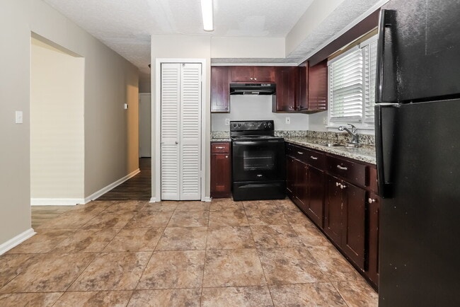 Building Photo - 819 Flicker Rd