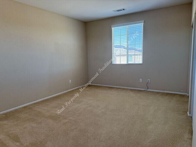 Building Photo - *** Please call us @ 661-266-1400 for information on availability, showings and applications proc...