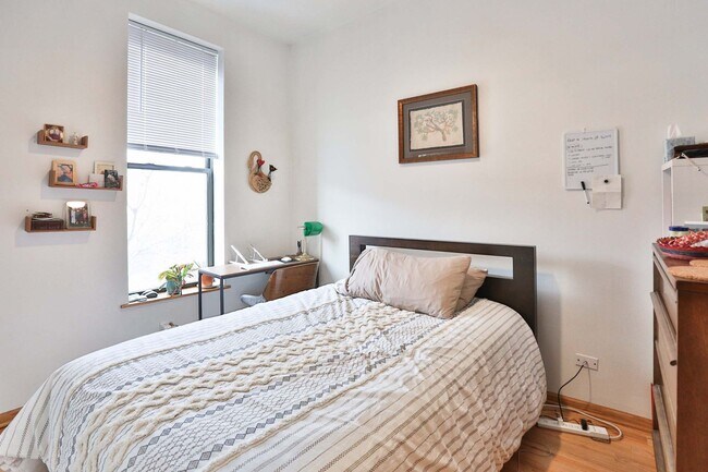 Building Photo - Noble Square Large 2 Bed w/Central Heat & A/C, Only 2 Blocks to the Blue Line, In-Unit Laundry. F...