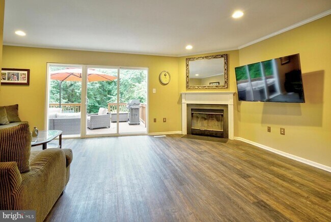 Building Photo - 111 Honey Locust Ct