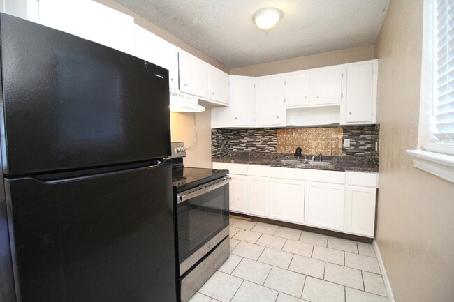 Building Photo - 3BR/2BA Home with Bonus Room & Fenced Yard...