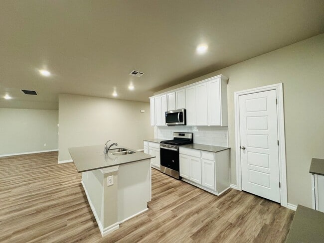 Building Photo - Deer Creek Schools + 4 Bedrooms + Newer Home in The Falling Springs Addition