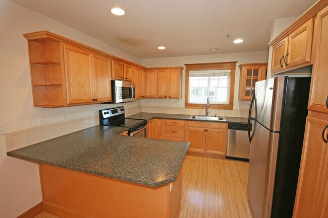 Building Photo - 3 bedroom 3.5 bath town home