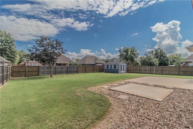 Building Photo - 5607 S 43rd St