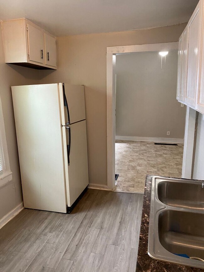 Building Photo - 251-251 1/2 N Fifth St