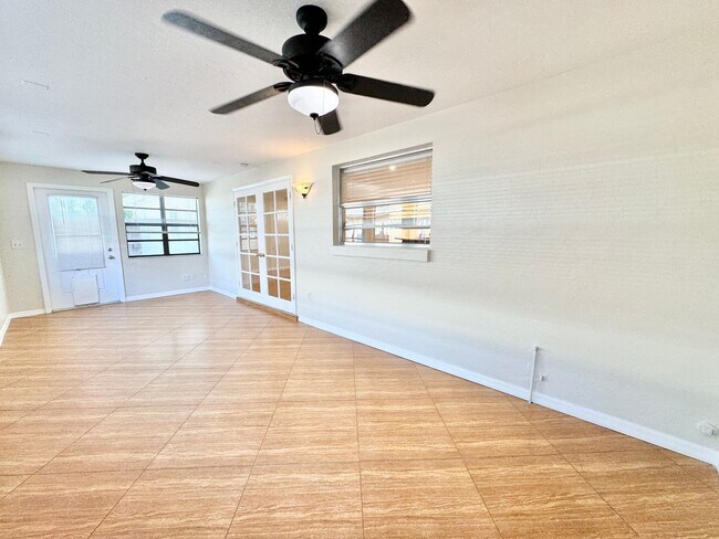 Building Photo - ** CENTRAL NAPLES ** 3 BED + DEN / 2 BATH ...