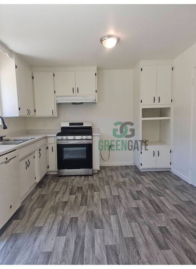 Building Photo - 3 BEDROOM 2 BATH HOME MOVE IN READY IN MOD...