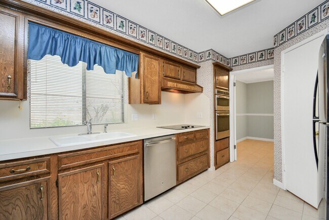 Building Photo - 2818 Colonial Dr