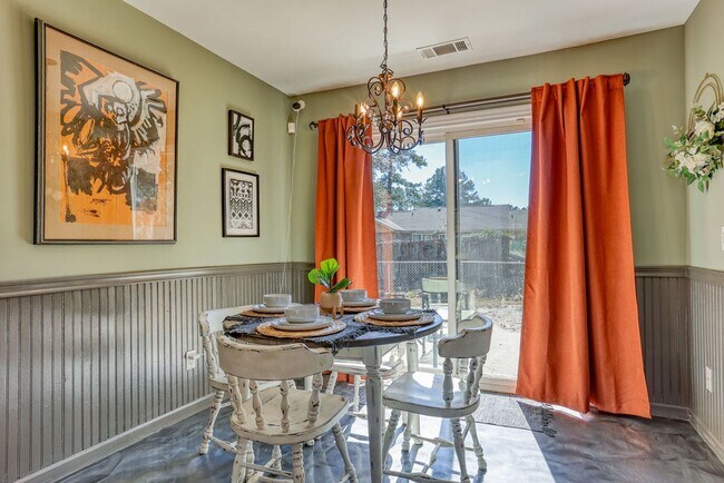 Building Photo - 3 BED | 3 BATH | POOLER | FURNISHED