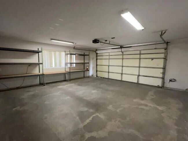 Building Photo - 15370 Tacony Rd