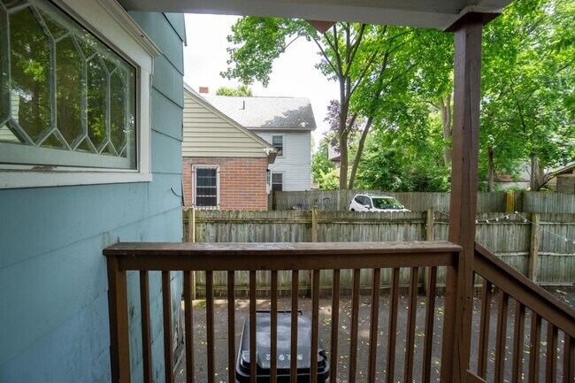 Building Photo - Spacious 5 Bed/2 Bath Single Family Home W...