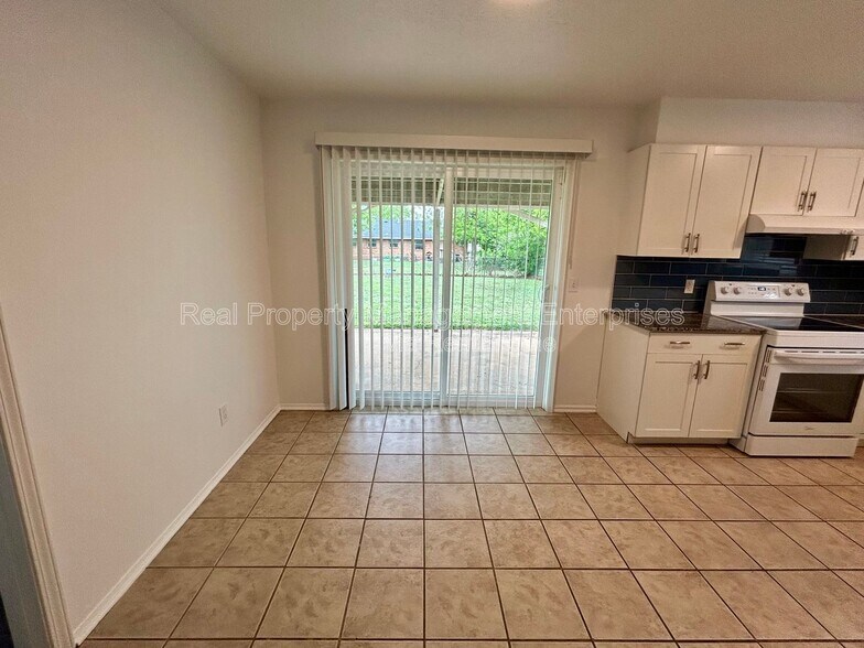 Building Photo - 633 Lotus Ave