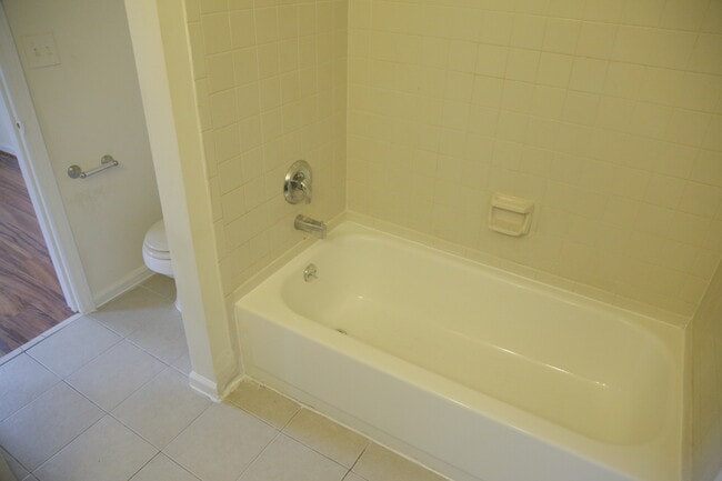 Building Photo - Cozzy townhome ready for you!