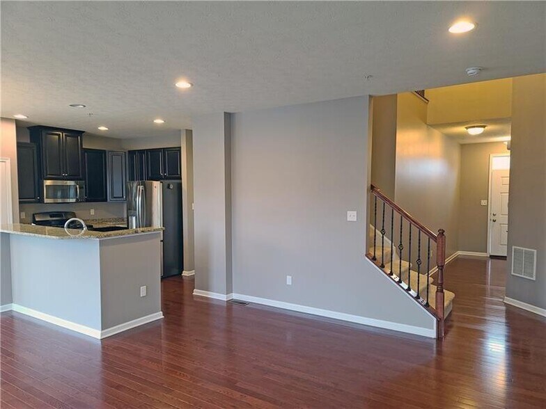 Building Photo - 718 Rosecliff Rd
