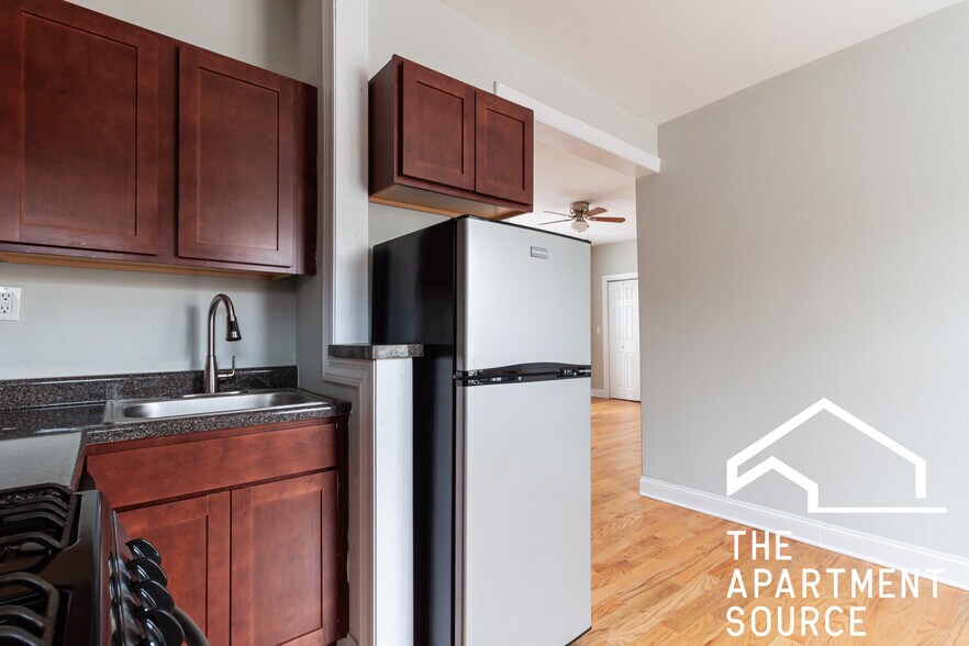 Building Photo - 3755 N Pine Grove Ave