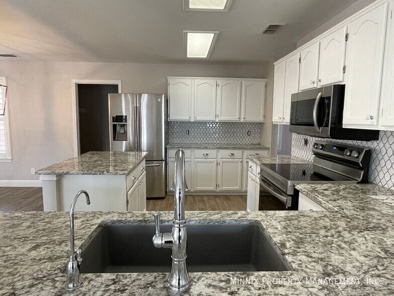 Building Photo - 8241 San Antonio St