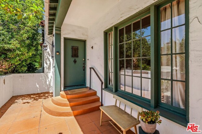 Building Photo - 2032 Holmby Ave