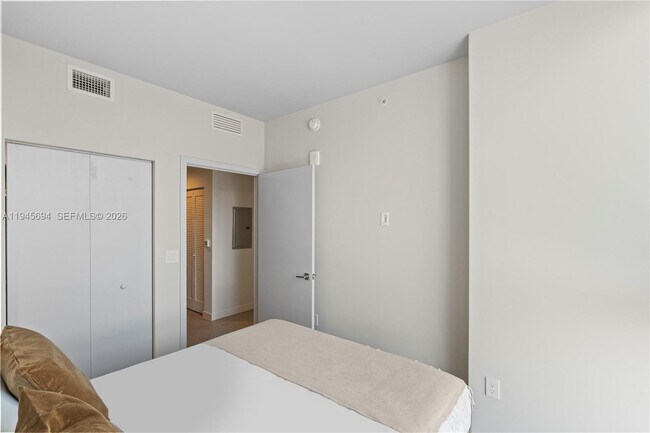 Building Photo - 11 NE 6th St