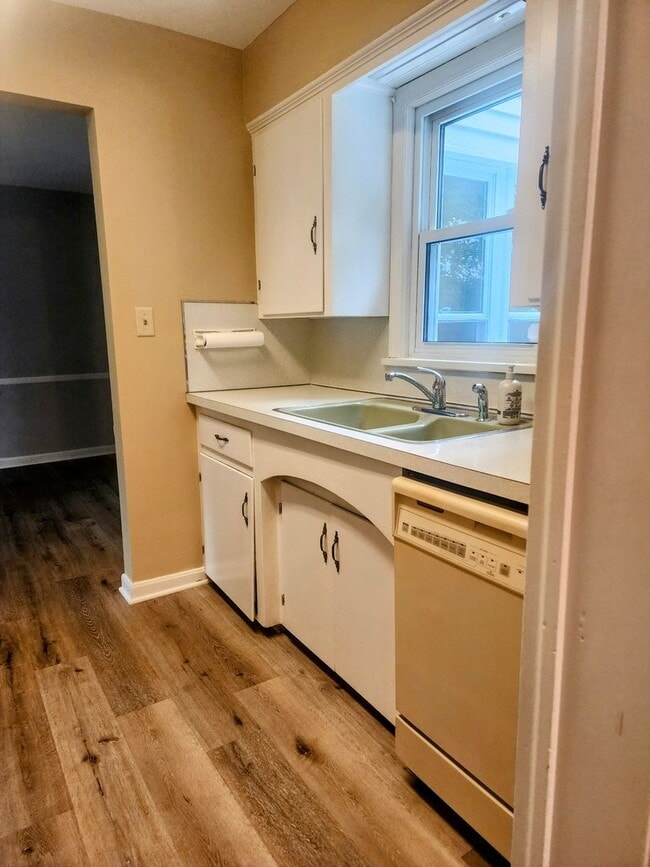 Building Photo - Charming 2-Bedroom Home in Fairview Park