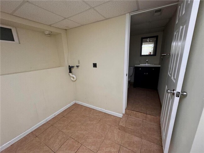 Building Photo - 600 Sioux St