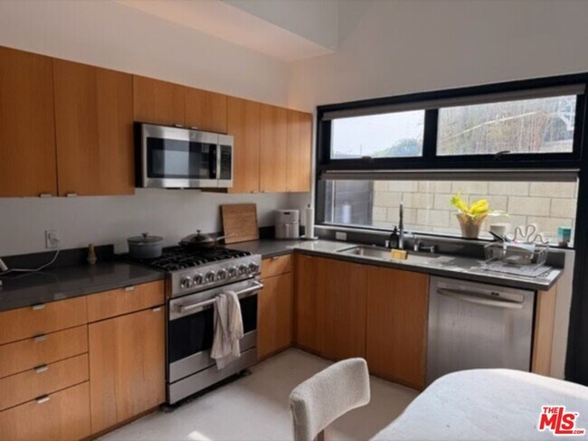 Building Photo - 815 Hampton Dr