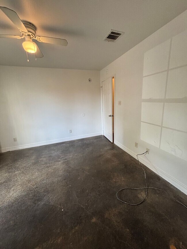 Building Photo - 1719 Lakeshore Dr