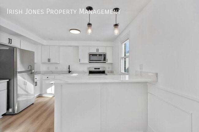 Building Photo - 208 Main St