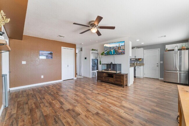 Building Photo - 2 Bedroom 1 bath Single Story Home on Large Lot with Solar and Water Purification