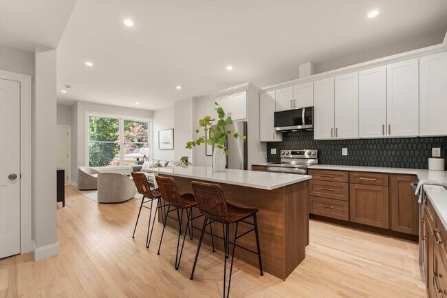 Building Photo - 587 E Broadway