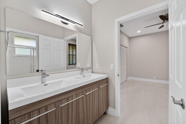Building Photo - 3043 Lakewood Dr