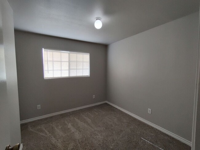 Building Photo - Townhouse with Attached Garage and Backyard