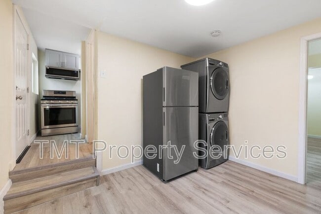 Building Photo - 1647 E 6th St