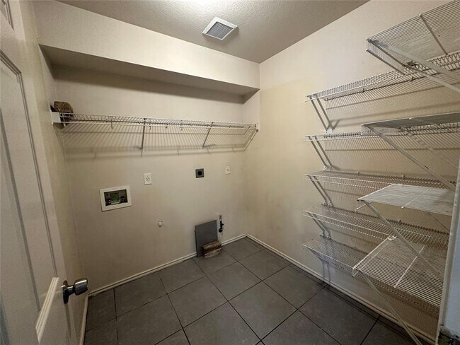 Building Photo - 908 Sally Lunn Way