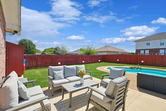 Building Photo - 521 E Robin Ct