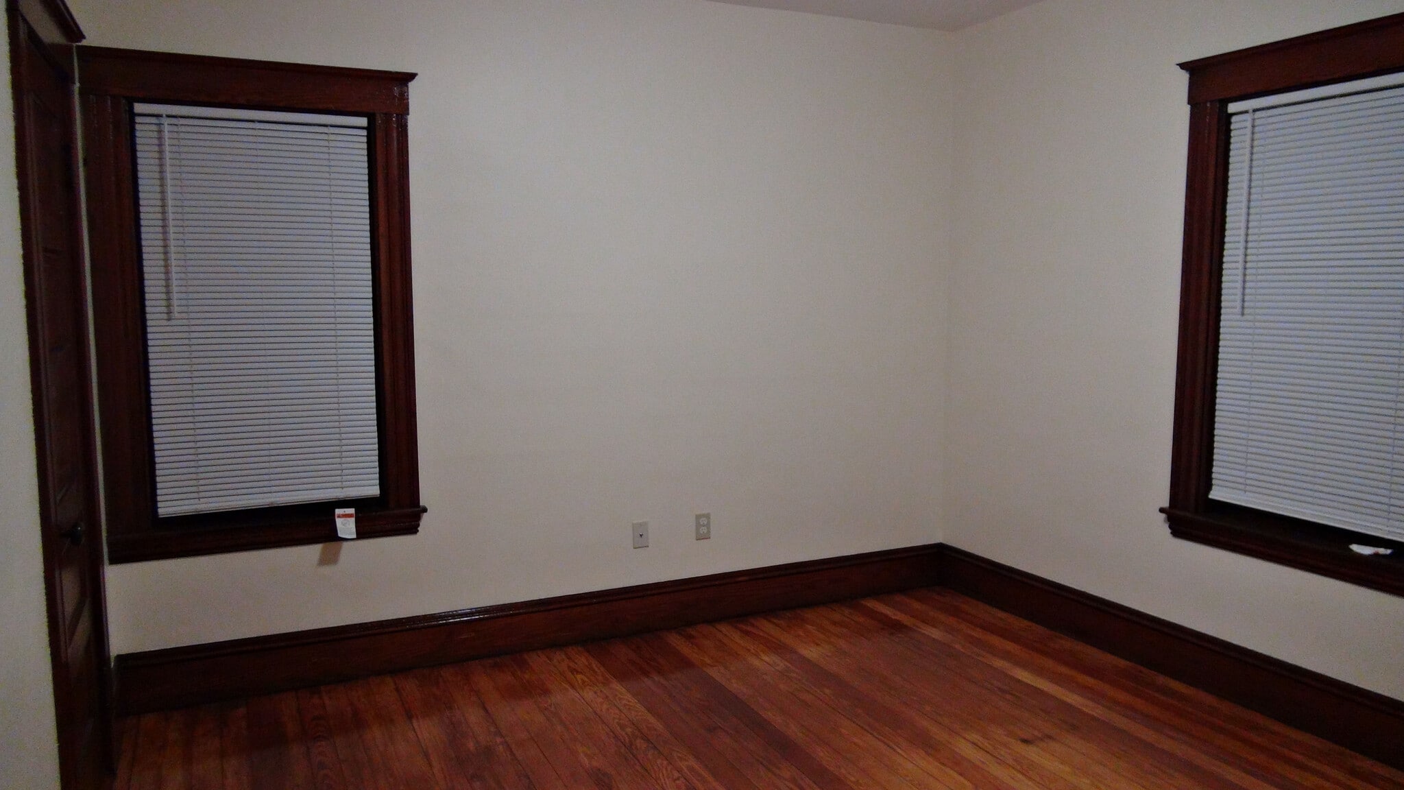 2nd floor front bedroom - 46 Chandler St