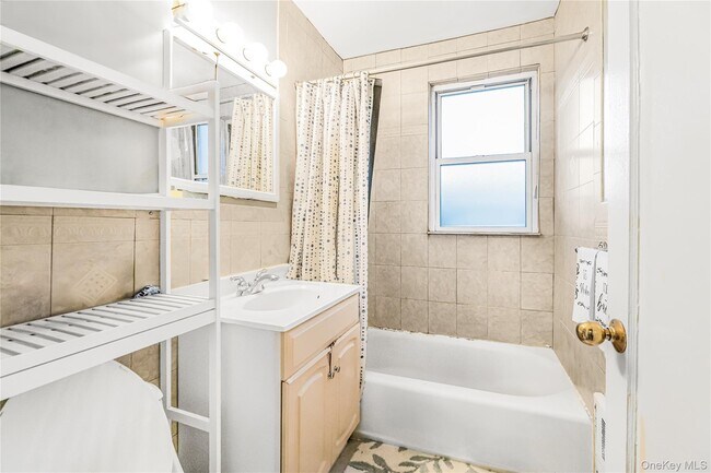 Building Photo - 15 Winchester Ave