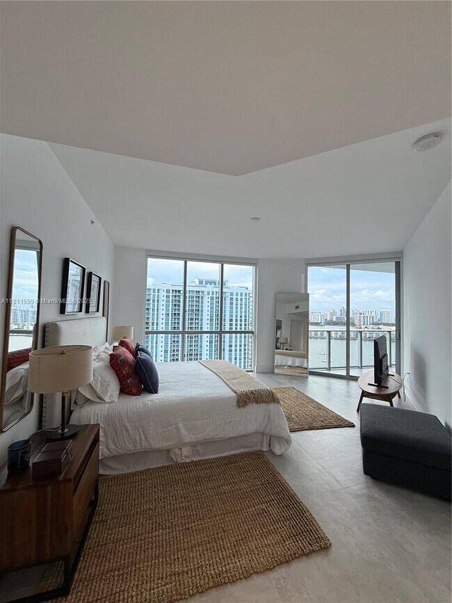 Building Photo - 17111 Biscayne Blvd