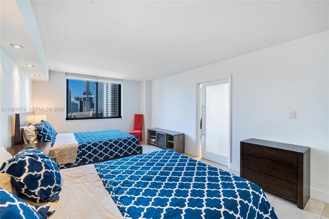 Building Photo - 540 Brickell Key Dr