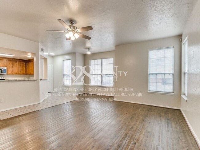 Building Photo - *AVAILABLE NOW!* Spacious 3 Bed/2.5 Bath Duplex Townhome Available in Norman!
