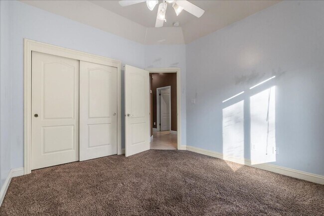 Building Photo - West Bakersfield Custom Home for Rent Available Now!