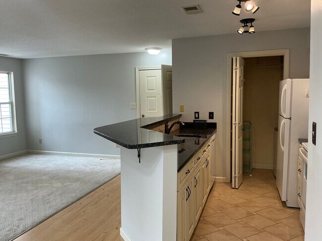 Building Photo - Forest Glen Condo Rental