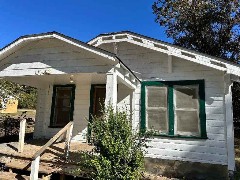 Primary Photo - 1301 S State Line Ave