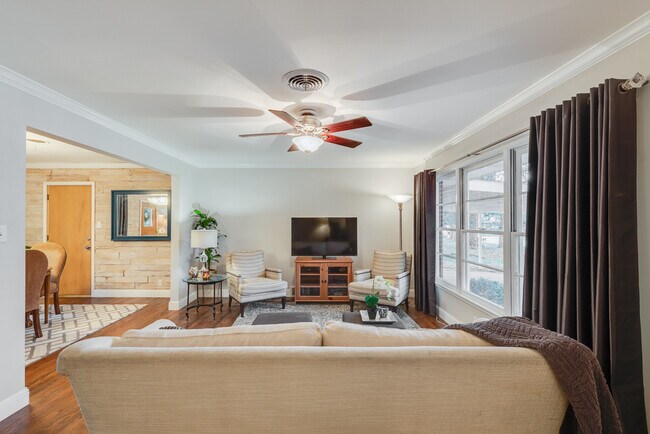 Living - 2515 Sherwood St