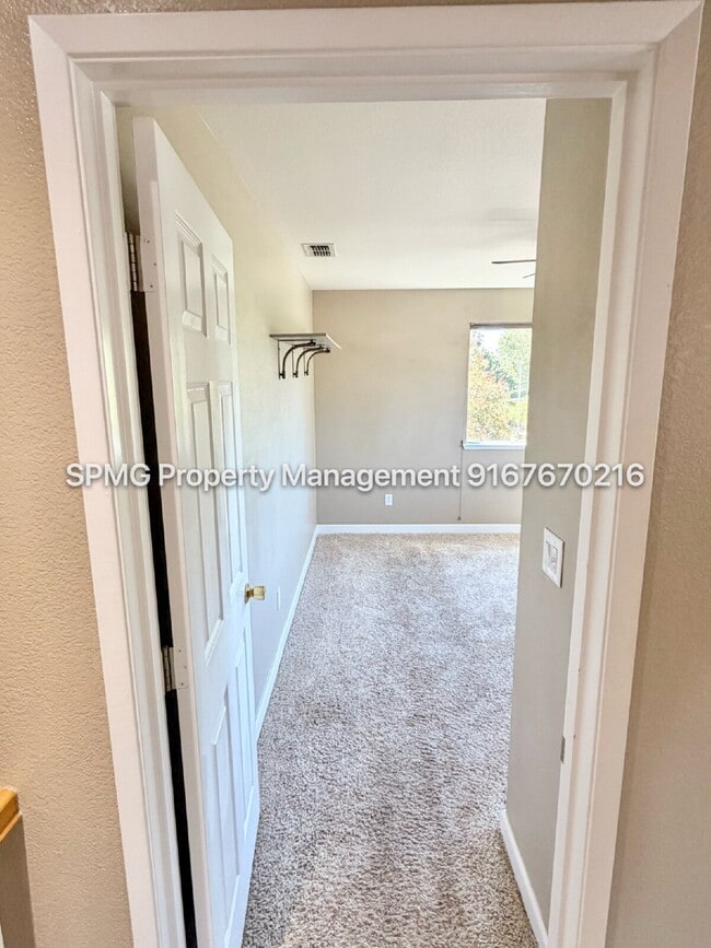 Building Photo - Beautiful 4 Bed / 3 Bath Home in Prime Roseville Location – Across from Park!