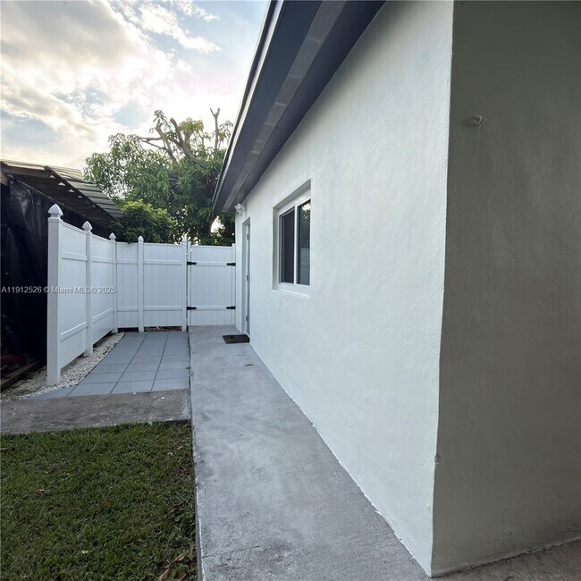 Building Photo - 1850 SW 73rd Court Rd