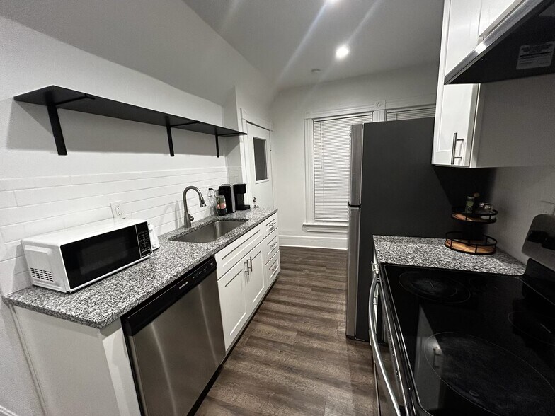 Building Photo - 2215 W Broadway Ave