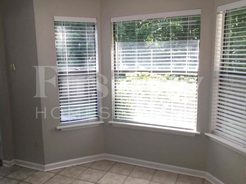 Building Photo - 5369 Biffle Ln