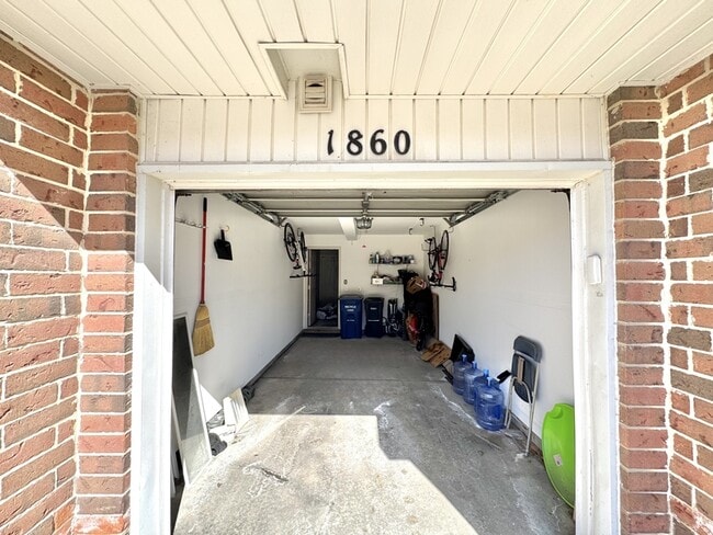 Building Photo - 1860 Lindsay Ln