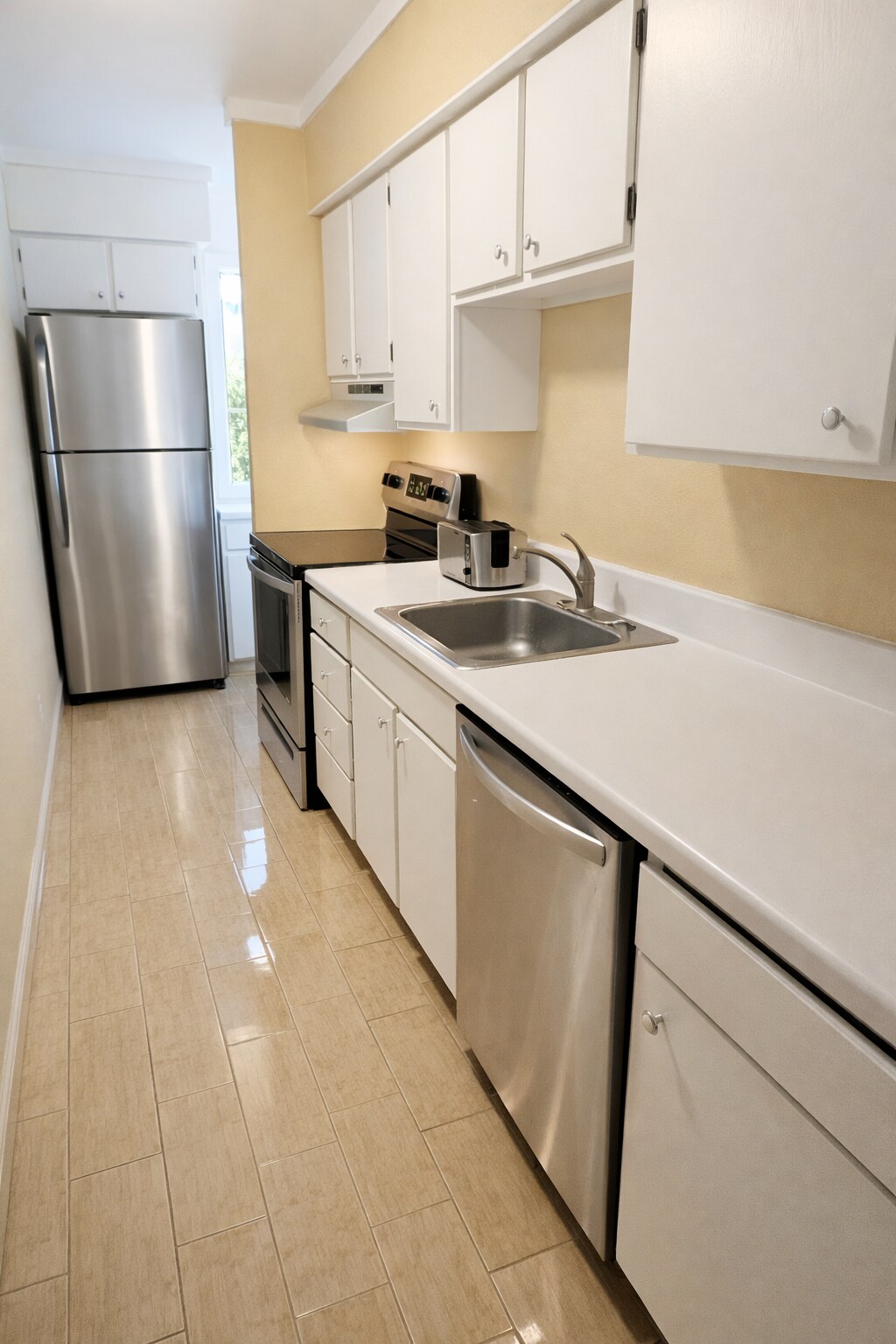 Building Photo - 624 Summit House