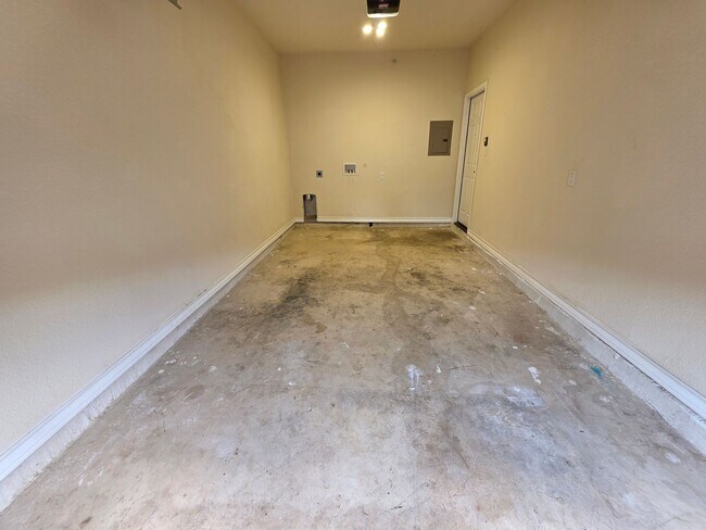 Building Photo - Town home for rent